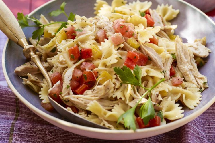 Receta fácil y saludable ensalada de macarrones con pollo